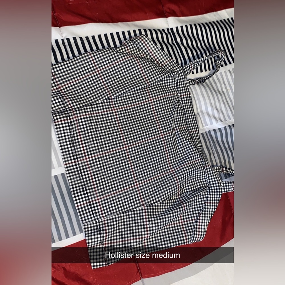 Hollister top size medium. Fits like a small. Never worn.